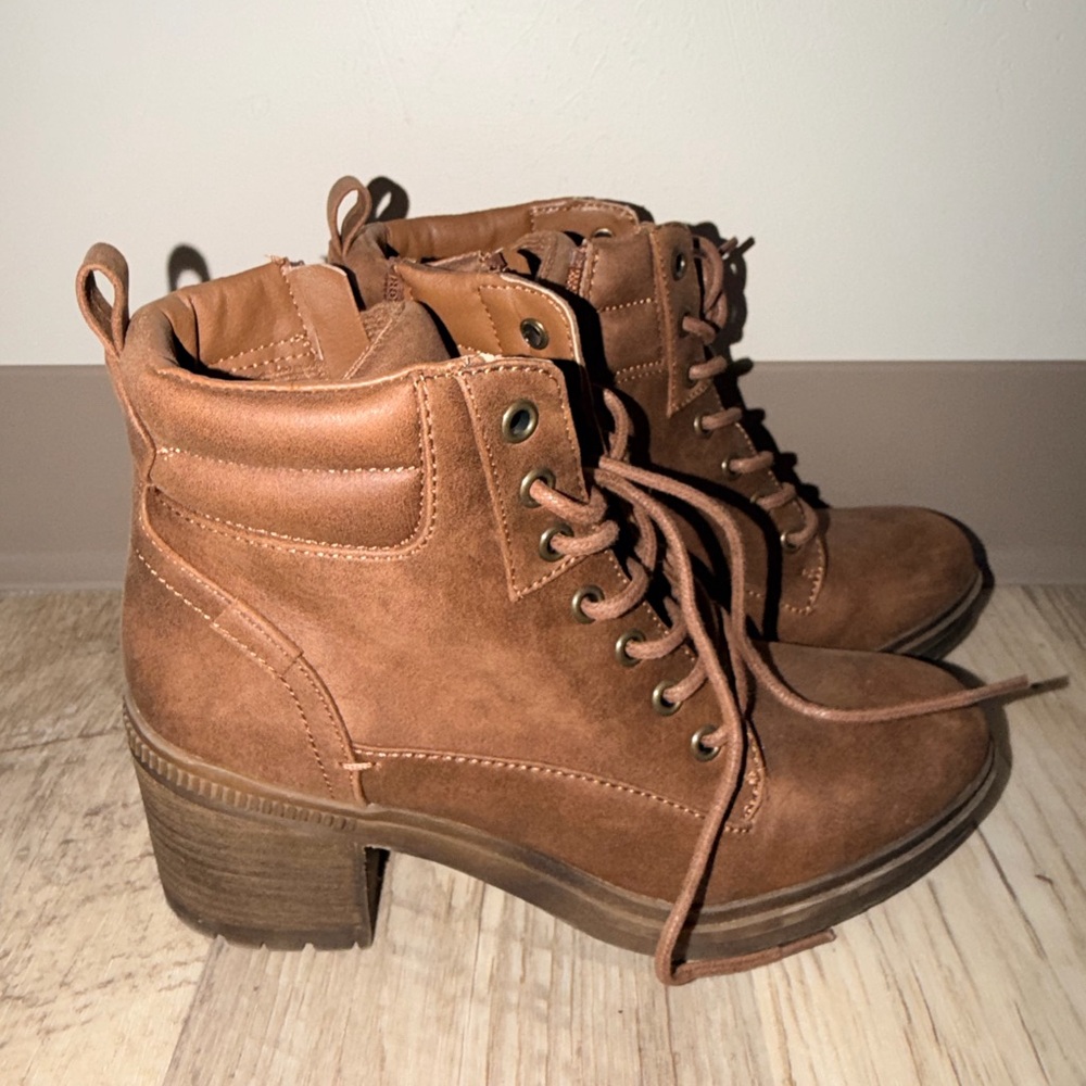 Women's Tan Lace-Up Block Heel Ankle Boots